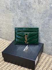 YSL CASSANDRE MATELASSÉ card case in patent leather in Green - 3