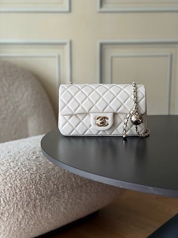 Chanel 23C Classic mini flap Lambskin White-13*20*7cm