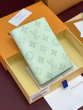 Louis VUitton Passport Cover M27612 Green-14*2*10CM