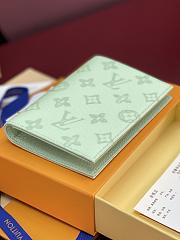 Louis VUitton Passport Cover M27612 Green-14*2*10CM - 4