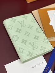 Louis VUitton Passport Cover M27612 Green-14*2*10CM - 2