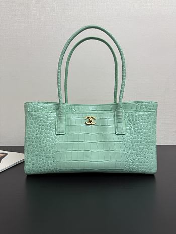 CHANEL  Small shopping bag Embossed crocodile-patterned calfskin Green- 20 x 39 x 13cm