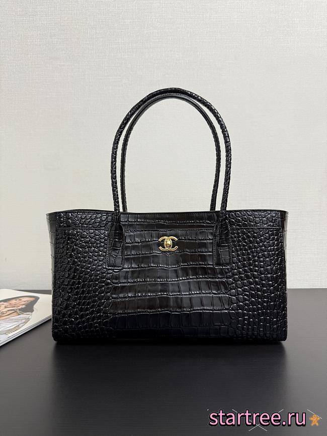 CHANEL Small shopping bag Embossed crocodile-patterned calfskin Black- 20 x 39 x 13cm - 1