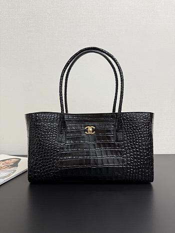 CHANEL Small shopping bag Embossed crocodile-patterned calfskin Black- 20 x 39 x 13cm