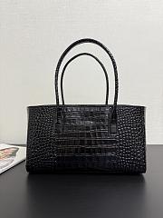 CHANEL Small shopping bag Embossed crocodile-patterned calfskin Black- 20 x 39 x 13cm - 4