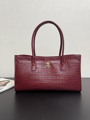 CHANEL Small shopping bag Embossed crocodile-patterned calfskin Burgundy- 20 x 39 x 13cm