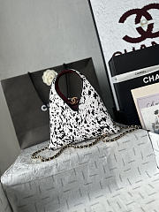 Chanel Métiers d’art 2026 Small Tote Lambskin White & Black-23*23*7cm - 1