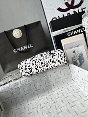 Chanel Métiers d’art 2026 Small Tote Lambskin White & Black-23*23*7cm - 4